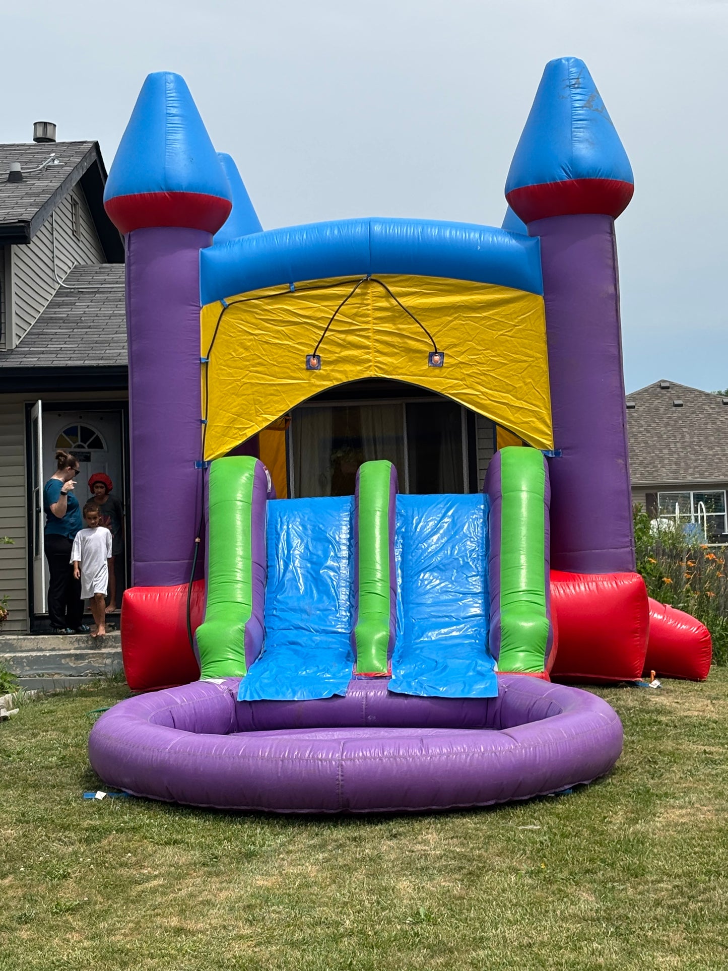 Combo castle W/ Splash pad 26f x 14ft